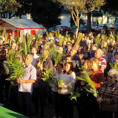 Centenas de fiéis participaram da celebração do Domingo de Ramos em Laranjeiras do Sul
